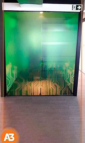 Colocação de adesivo em vidro Colocação de adesivo em vidro